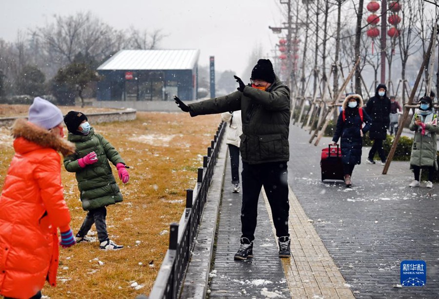 1월 23일, 어린이들이 거리에서 가족과 눈싸움을 하고 있다. [사진 출처: 신화사]
