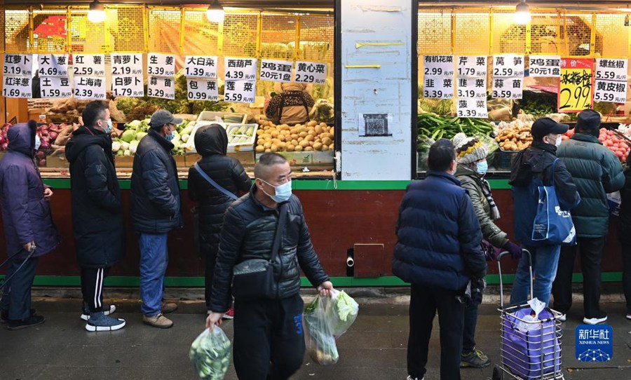 1월 23일, 시민들이 줄을 서서 쇼핑하고 있다. [사진 출처: 신화사]
