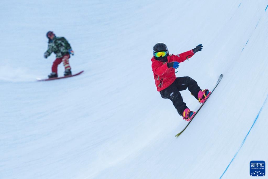 1월 21일, 스키 선수들이 훈련하고 있다. [사진 출처: 신화사]