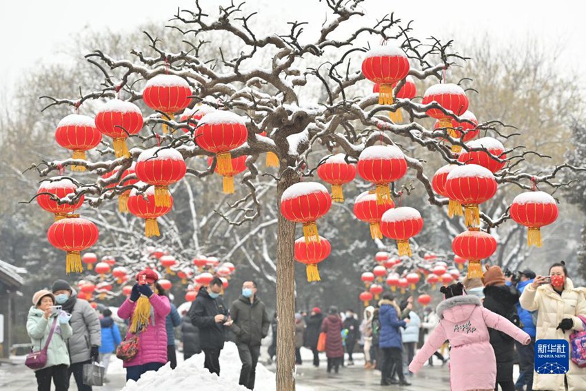 관광객들이 베이징 징산(景山)공원에서 사진을 찍고 있다. [1월 22일 촬영/사진 출처: 신화사]