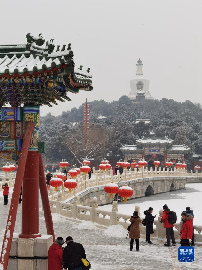 관광객들이 베이하이공원 설경을 촬영하고 있다. [1월 22일 촬영/사진 출처: 신화사]