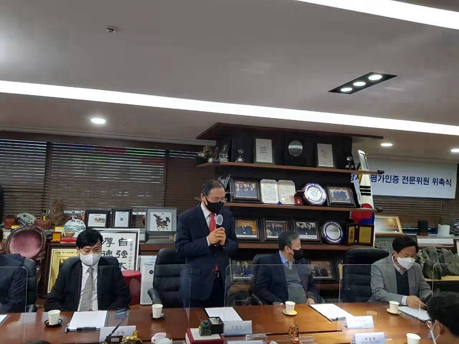 국민가상자산평가인증 선상신 대표가 위축식에서 발표하고 있다.