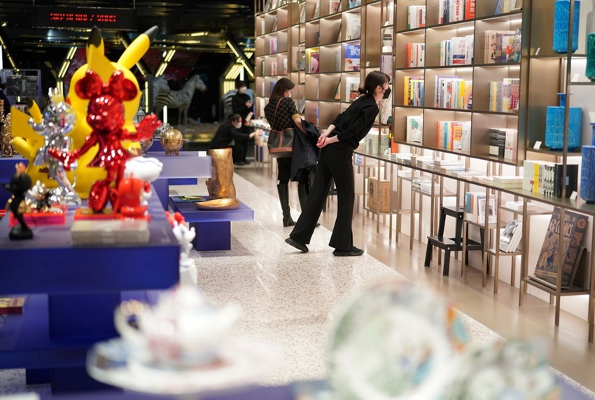 고객들이 시안의 한 상점에서 구매할 책을 고르고 있다. [1월 24일 촬영/사진 출처: 신화사] 