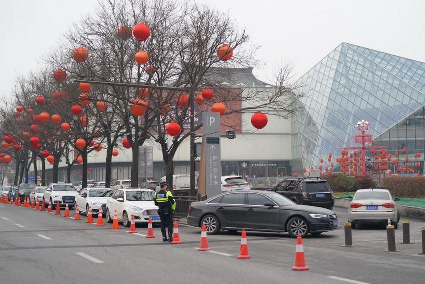 차량이 줄지어 시안 취장(曲江)신구 상점 주차장으로 들어가고 있다. [1월 24일 촬영/사진 출처: 신화사]