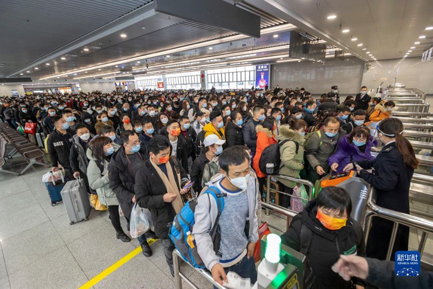1월 25일, 귀향객들이 줄을 서서 역으로 들어간다. [사진 출처: 신화사]