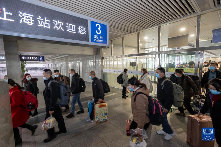 1월 25일, 귀향객들이 역으로 들어간다. [사진 출처: 신화사]