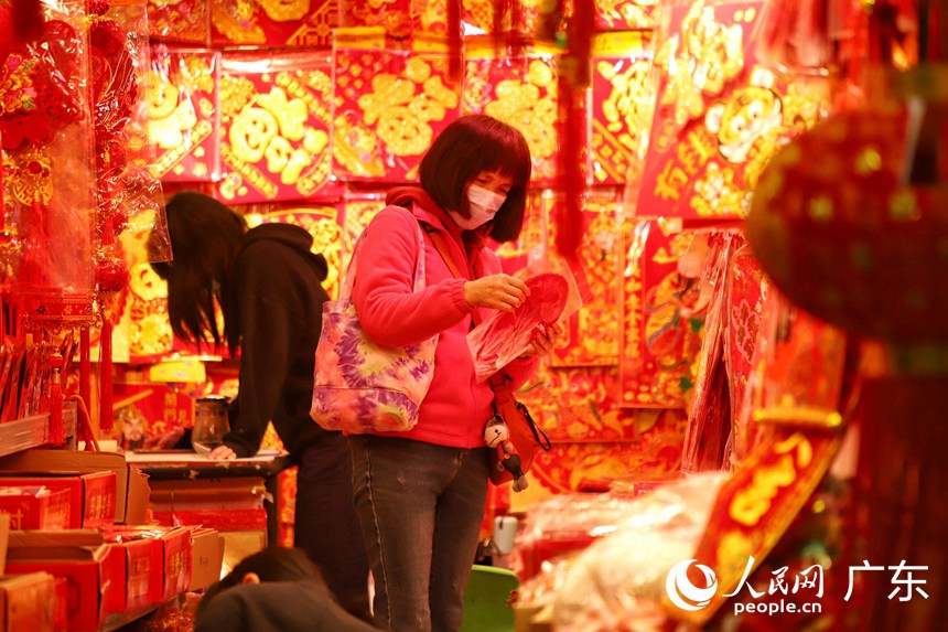 시민이 ‘복’(福)자가 적힌 장식품을 고르고 있다. [사진 출처: 인민망] 