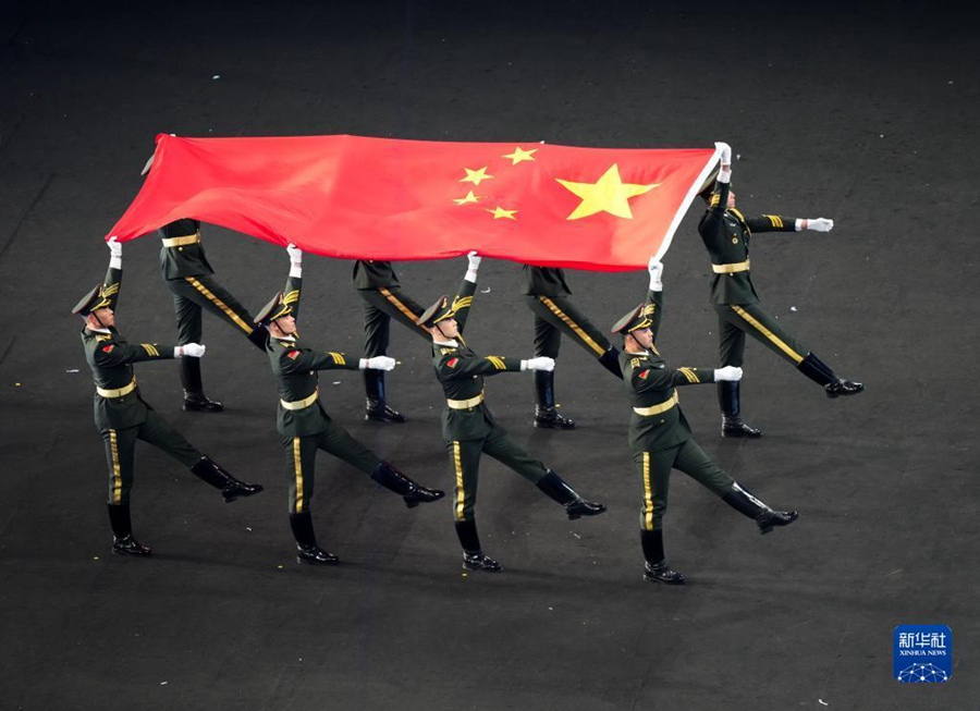 중화인민공화국 국기가 입장하고 있다.