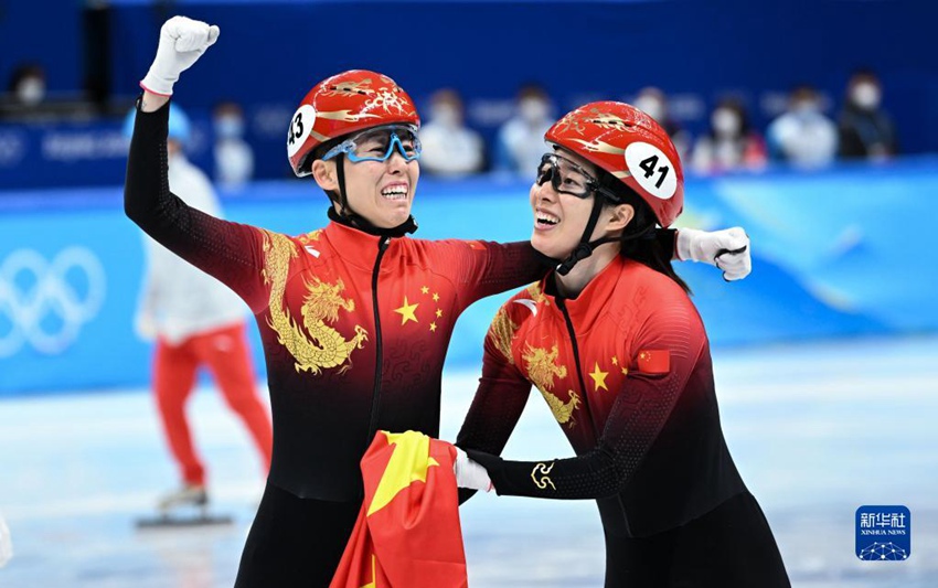 중국 선수 판커신(範可新, 왼쪽)과 취춘위(曲春雨)가 경기 후 축하하고 있다. [사진 출처: 신화사]