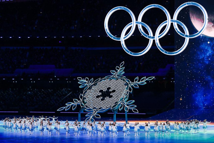 동계올림픽 참가 선수단의 이름으로 만들어진 큰 눈송이 [사진 출처: 신화사]