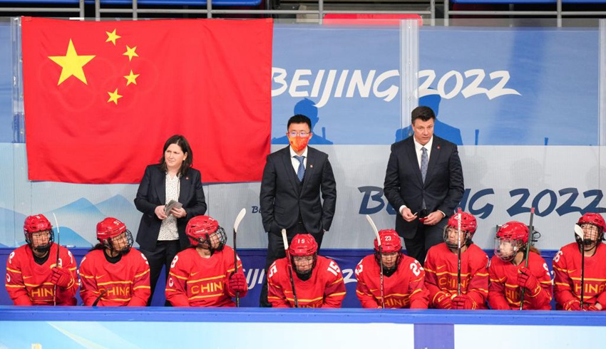 중국 아이스하키팀이 경기를 관전하고 있다. [사진 출처: 신화사]