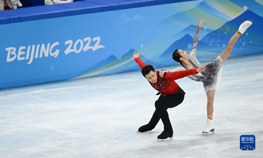 [올림픽] 中 피겨스케이팅 선수들이 펼친 한 폭의 수묵화 공연 “아름다워”