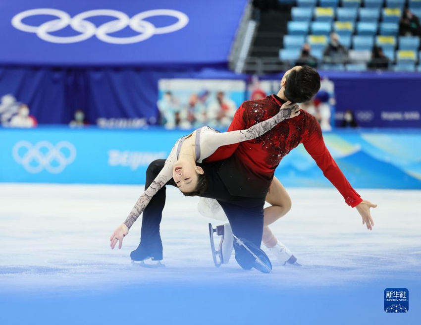 2월 7일, 중국 선수 펑청(왼쪽)과 진양이 베이징 동계올림픽 단체전 페어 프리 경기를 펼치고 있다. [사진 출처: 신화사]