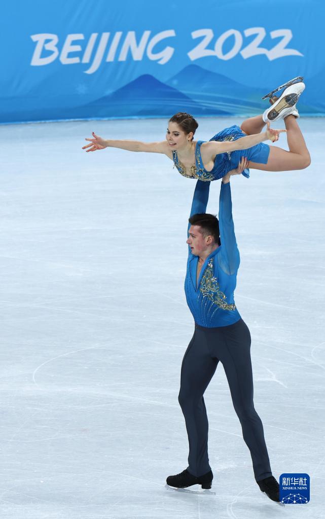2월 7일, 러시아 올림픽 대표팀 선수 아나스타시아 미시나(위)와 알렉산드르 갈리아모프가 경기 중이다. [사진 출처: 신화사]