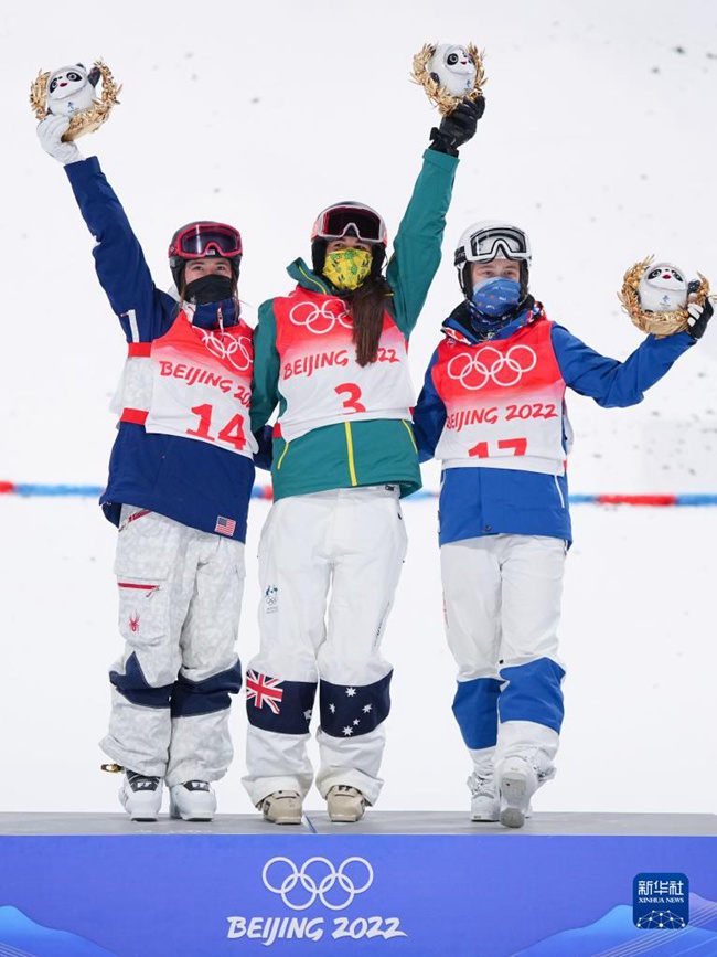 금메달을 획득한 호주 선수 자카라 앤서니(가운데), 은메달의 미국 제일린 커프(왼쪽)와 동메달을 차지한 러시아 아나스타샤 스미르노바가 시상대에서 축하하고 있다. [사진 출처: 신화사]