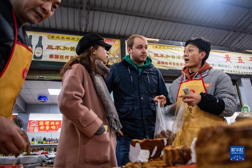 마틴(가운데)이 허겅진 시장에서 명절 용품을 고르고 있다. [1월 27일 촬영/사진 출처: 신화사]