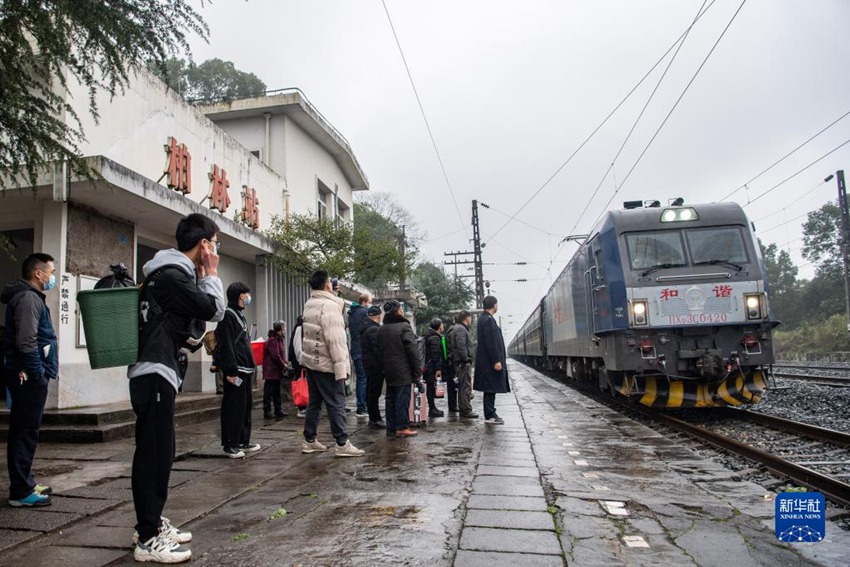 자신의 고향과 중국 이름이 같은 ‘바이린역’에서 마틴이 고향으로 가는 사람들과 함께 완행열차를 기다리고 있다. [1월 27일 촬영/사진 출처: 신화사]