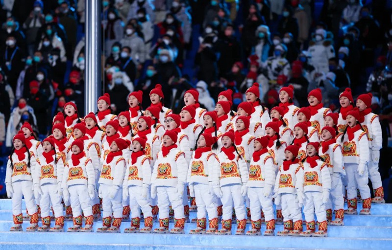 2월 4일 저녁, 어린이들이 제24회 동계올림픽 개막식에서 올림픽 찬가를 부른다. [사진 출처: 신화사]