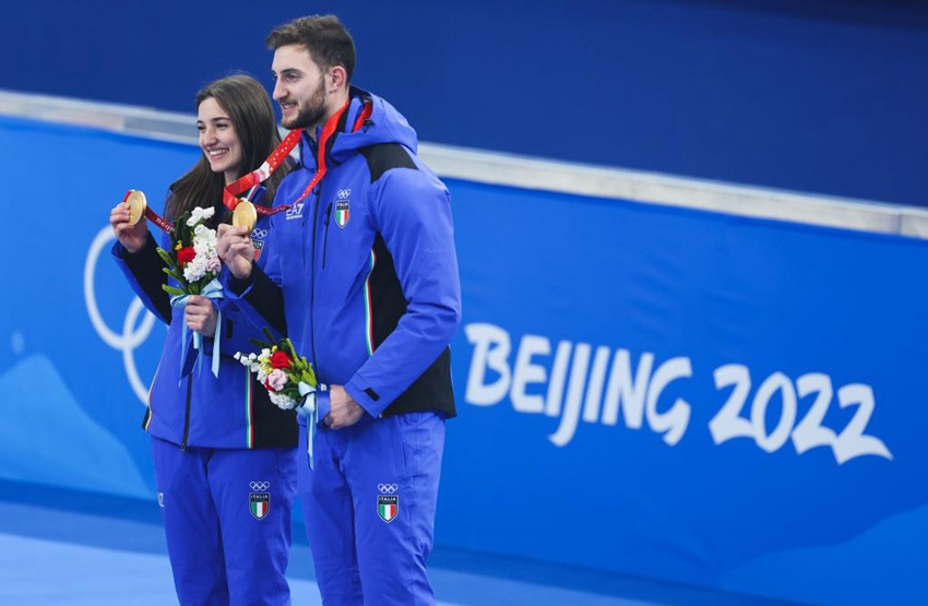 이탈리아 선수 스테파니아 콘스탄티니(왼쪽)와 아모스 모사네르가 금메달을 선보이고 있다. [사진 출처: 신화사]