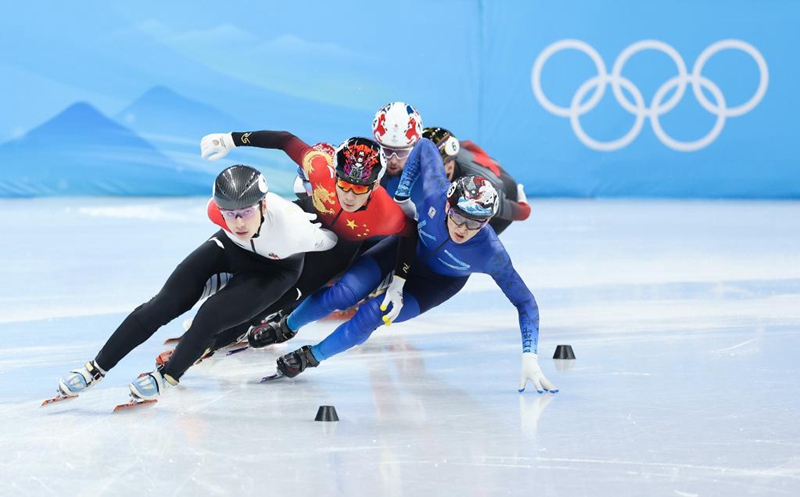 2월 9일, 중국 선수 런쯔웨이(왼쪽 두 번째)가 경기 중이다. [사진 출처: 신화사]