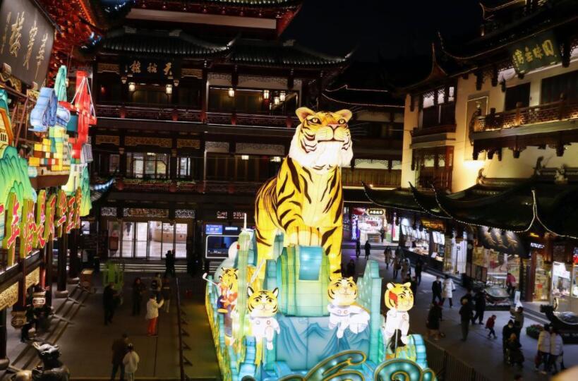 예원상성(豫園商城·Yuyuan Tourist Mart)에 설치된 대형 호랑이 조형물이 지난 1월 18일 환하게 불을 밝혔다. [사진 출처: 신화사]
