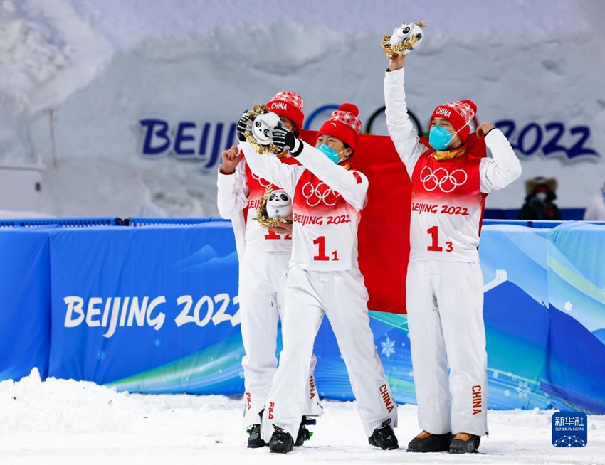 중국 선수 쉬멍타오(가운데), 자쭝양과 치광푸(오른쪽)가 시상대에 올랐다. [사진 출처: 신화사]