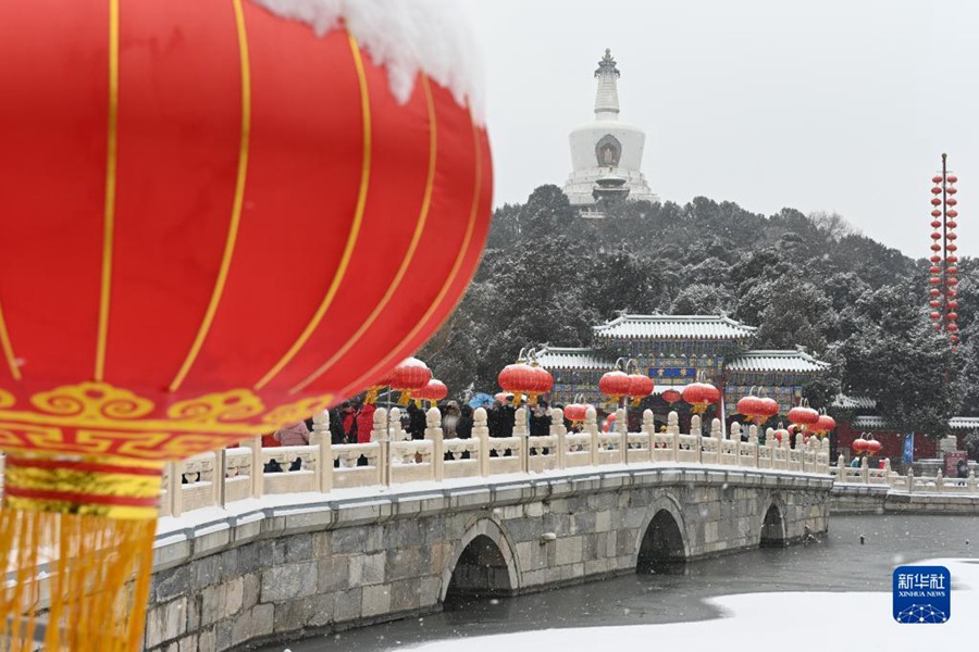 2월 13일, 관광객들이 베이징 베이하이(北海)공원에서 눈을 감상하고 있다. [사진 출처: 신화사]