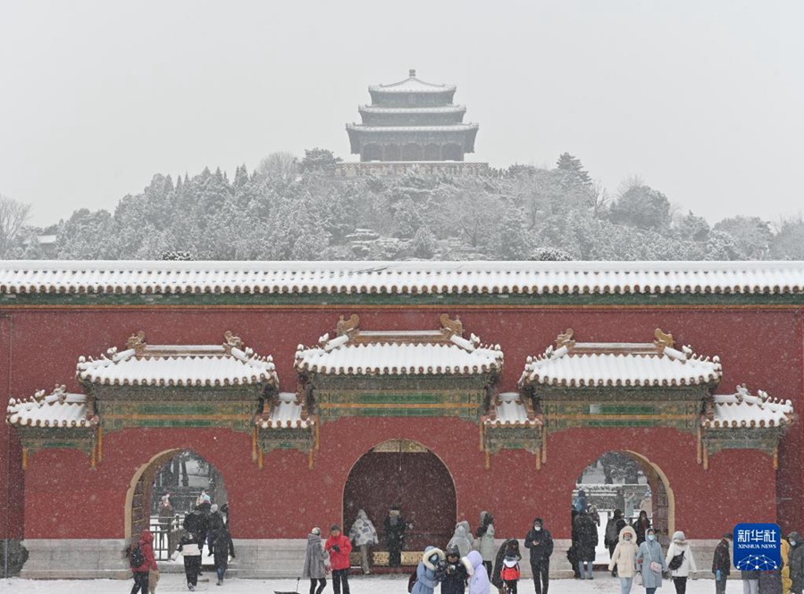 2월 13일, 관광객들이 징산(景山)공원에서 눈을 감상하고 있다. [사진 출처: 신화사]