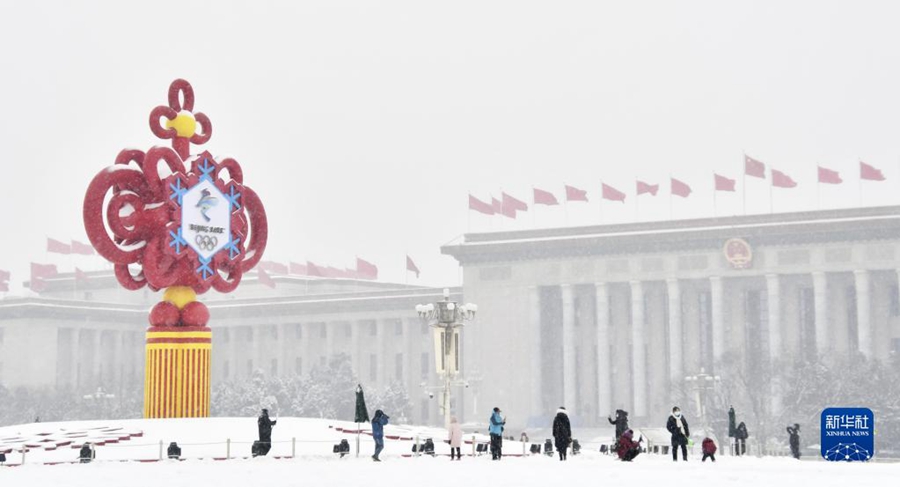 2월 13일, 관광객들이 톈안먼(天安門)광장에서 눈을 감상하고 있다. [사진 출처: 신화사]
