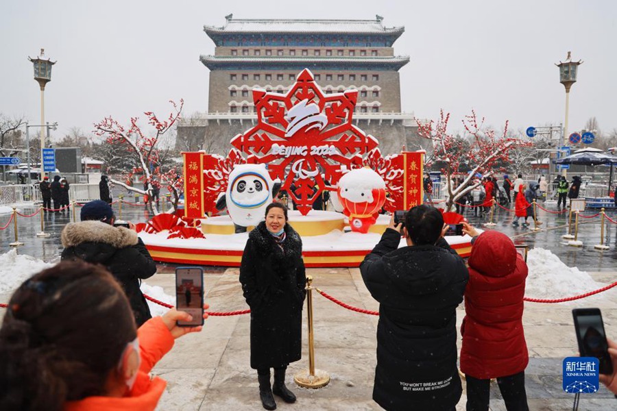 2월 13일, 사람들이 베이징 첸먼에서 기념 촬영을 하고 있다. [사진 출처: 신화사]