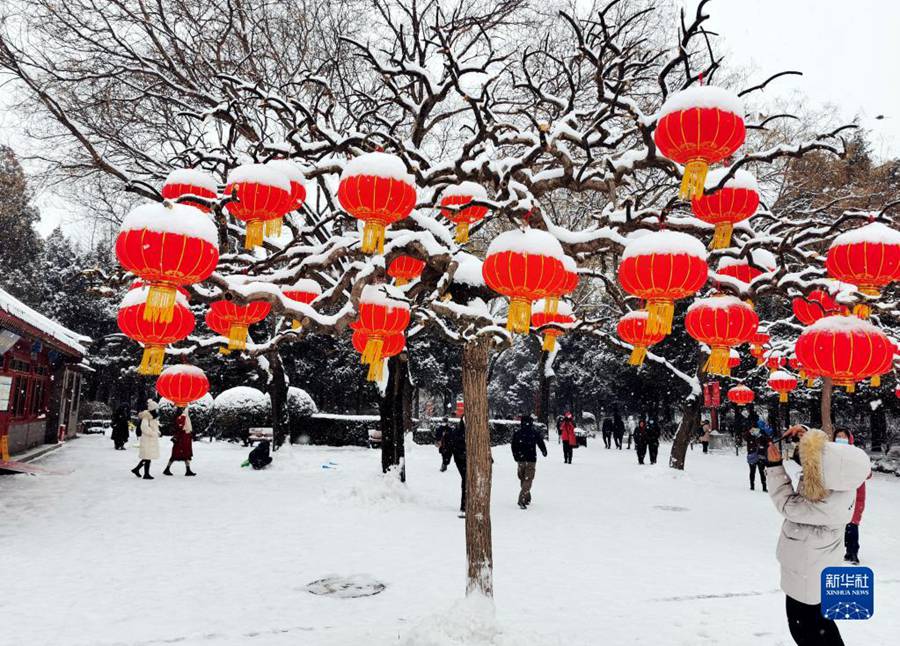 2월 13일, 관광객들이 징산공원에서 눈을 맞으며 노닐고 있다. [휴대폰 촬영/사진 출처: 신화사]