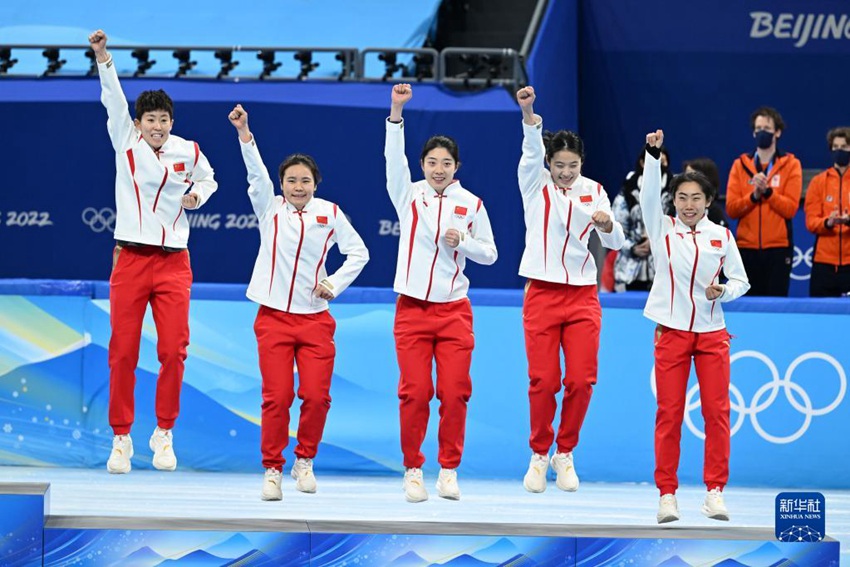 동메달을 획득한 중국 국가대표팀 선수들이 시상대에 올랐다. [2월 13일 촬영/사진 출처: 신화사] 
