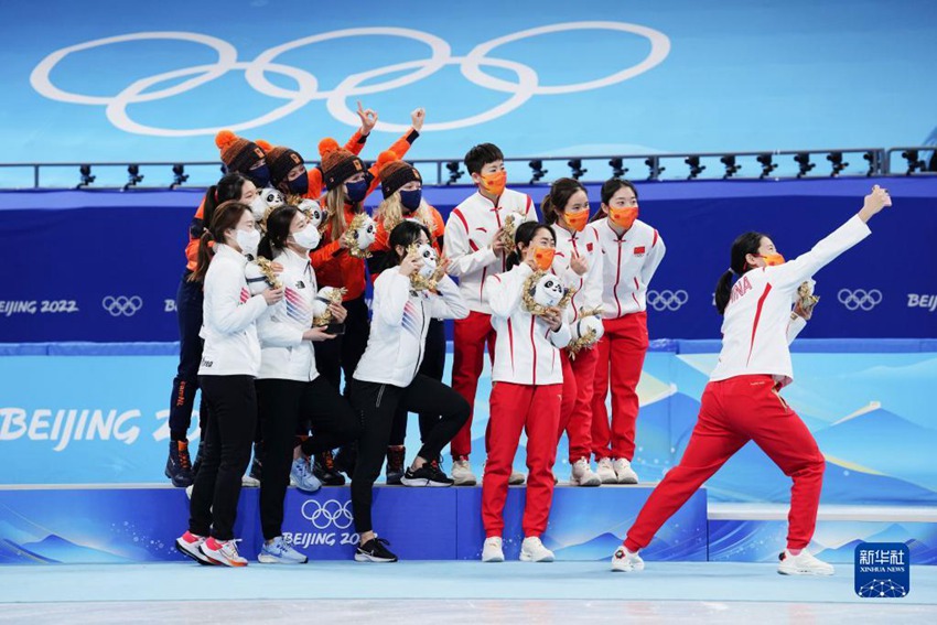 금메달을 획득한 네덜란드 선수, 은메달을 획득한 한국 선수들과 동메달의 중국 선수들이 시상대에서 기념촬영을 하고 있다. [2월 13일 촬영/사진 출처: 신화사]