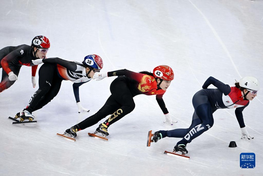 중국 국가대표팀 장추퉁(張楚桐) 선수(아래서 가운데)가 경기를 하고 있다. [2월 13일 촬영/사진 출처: 신화사] 