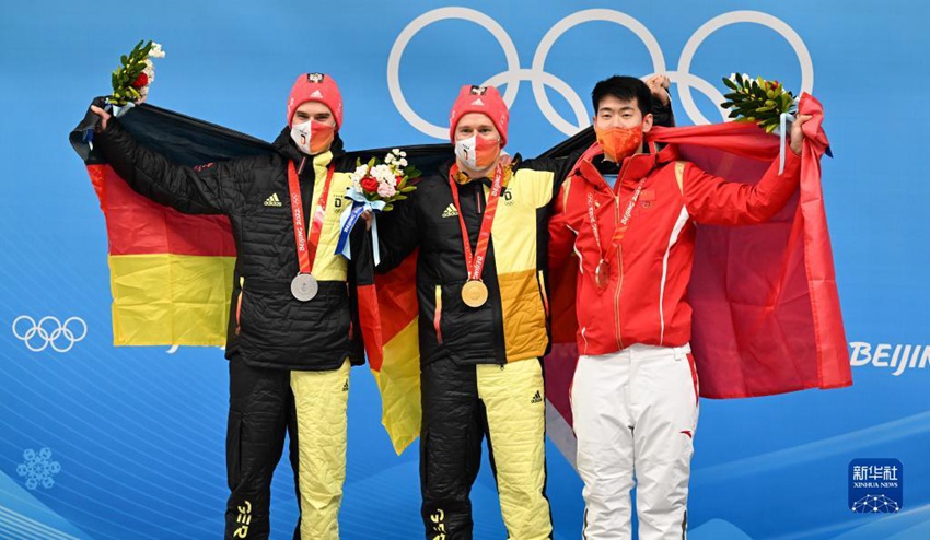 금메달을 획득한 독일 크리스토퍼 그로테어 선수(가운데), 은메달을 획득한 독일 악셀 융크 선수 및 동메달을 획득한 옌원강 선수의 경기 후 모습 [2월 11일 촬영/사진 출처: 신화사]