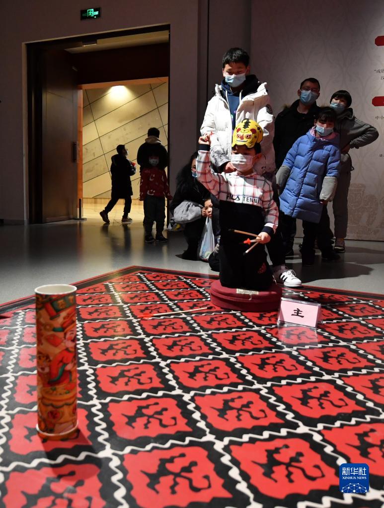 2월 10일, 어린이들이 창사박물관에서 터우후 체험 중이다. [사진 출처: 신화사]