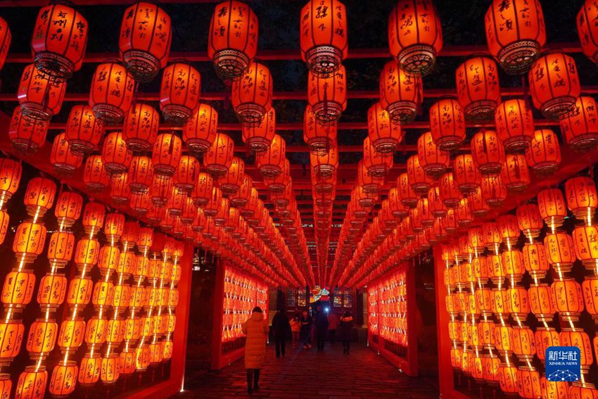 시민들이 난창 텅왕거 관광지에서 등롱(燈籠)을 구경하고 있다. [사진 출처: 신화사]