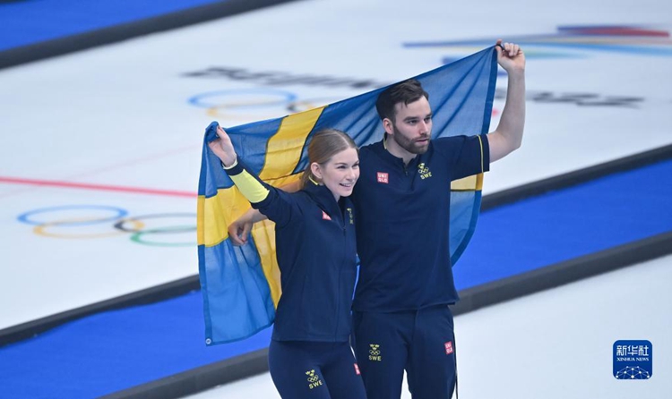스웨덴 선수 오스카 에릭슨(오른쪽)과 알미다 데 발이 승리를 만끽하고 있다. [사진 출처: 신화사] 