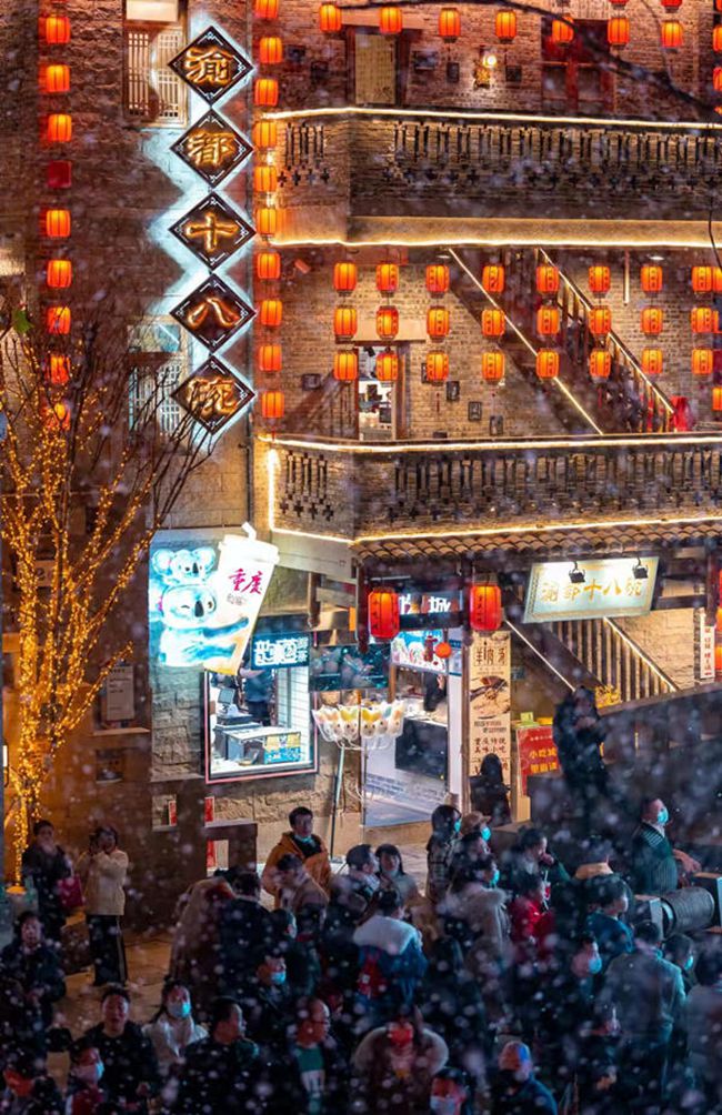 충칭 스바티 전통 역사문화 관광구역의 각종 등롱 장식 [사진 촬영: 장쿤쿤]