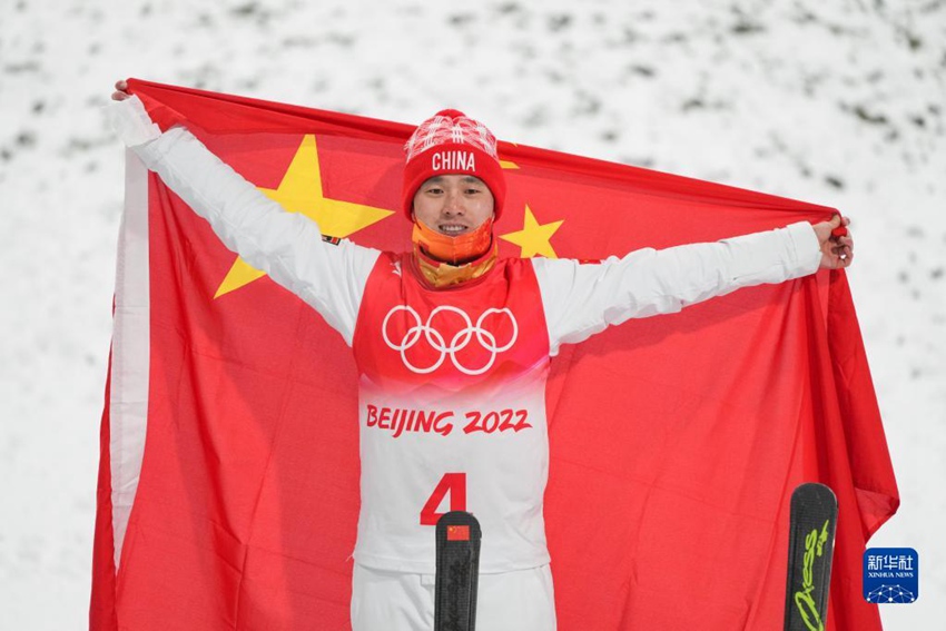 중국 선수 치광푸가 시상대에 올랐다. [사진 출처: 신화사]