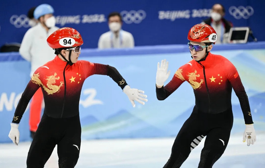 중국 선수 우다징(오른쪽)과 리원룽(李文龍)이 경기 중이다. [사진 출처: 신화사]