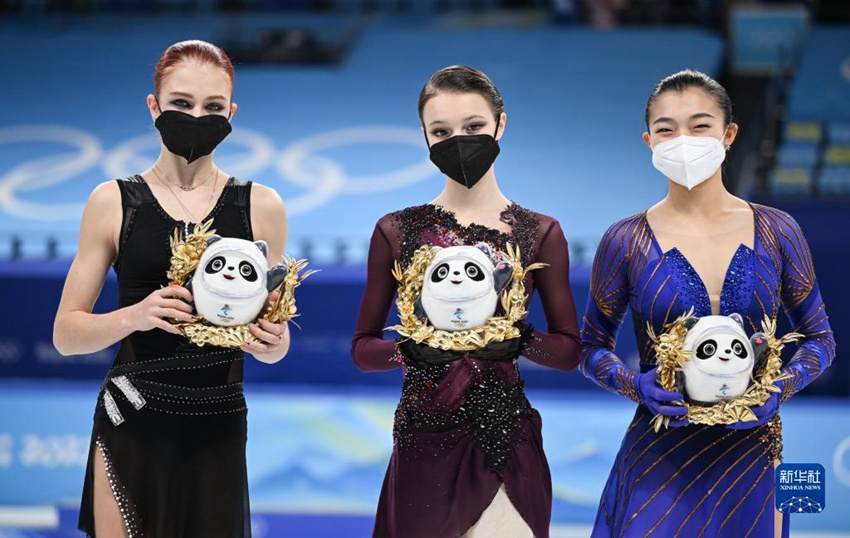 금메달의 러시아 올림픽위원회 안나 셰르바코바(가운데)와 은메달을 차지한 러시아 올림픽위원회 알렉산드라 트루소바(왼쪽), 동메달의 일본 사카모토 카오리가 시상대에 올랐다. [사진 출처: 신화사]