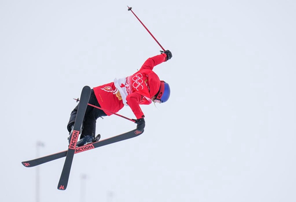 중국팀 선수 구아이링(谷愛淩)이 프리스타일 스키 여자 하프파이프 결승에서 경기 중이다. [사진 출처: 신화사]