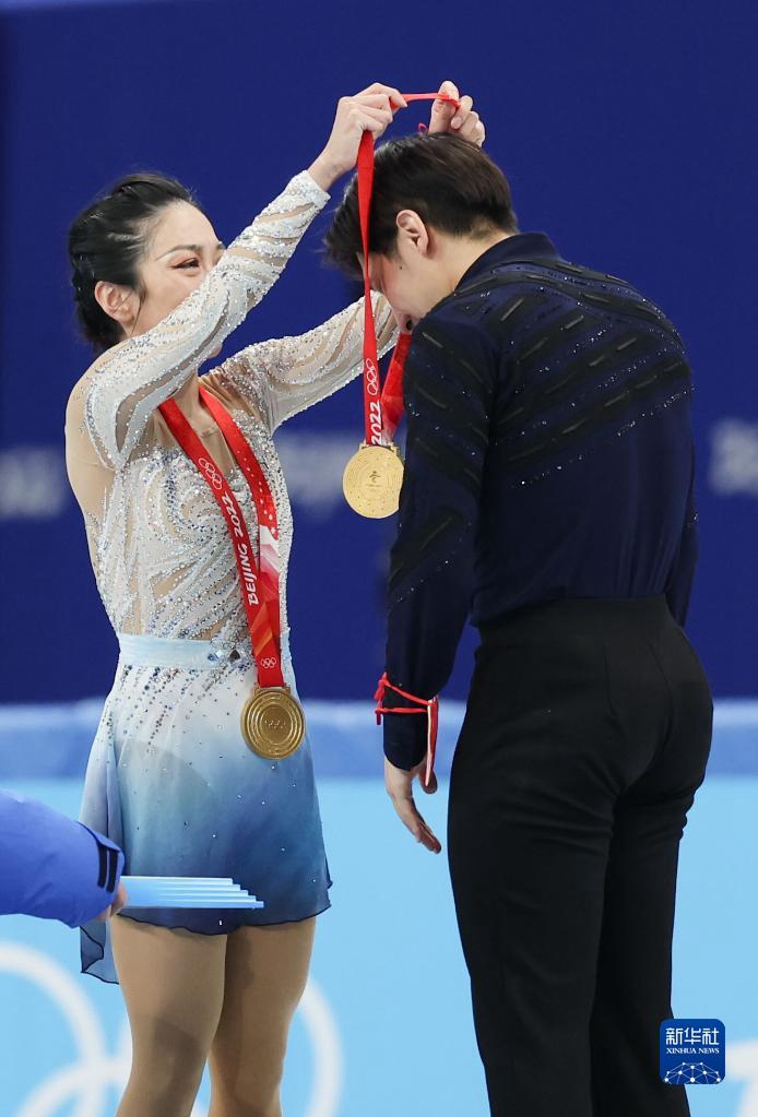 쑤이원징이 메달 수여식에서 한충에게 금메달을 걸어주고 있다. [2월 19일 촬영/사진 출처: 신화사]