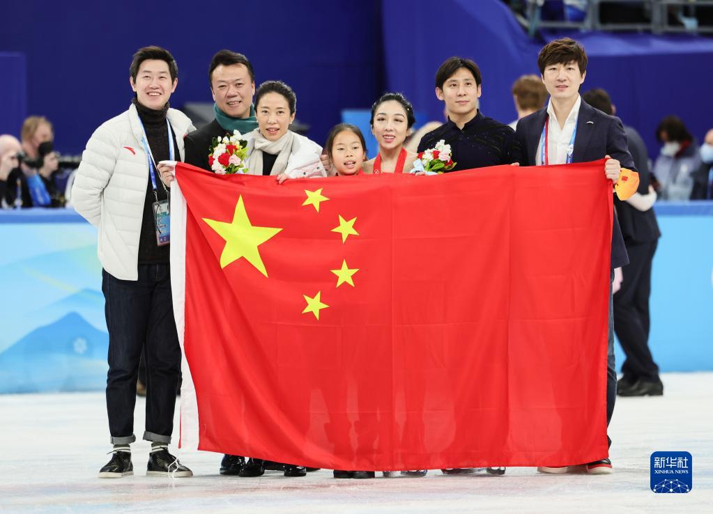 메달 수여식 후 중국팀이 기념사진을 촬영한다. [2월 19일 촬영/사진 출처: 신화사]