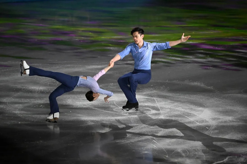 중국 선수 펑청(오른쪽)과 진양이 연기를 선보이고 있다. [사진 출처: 신화사]