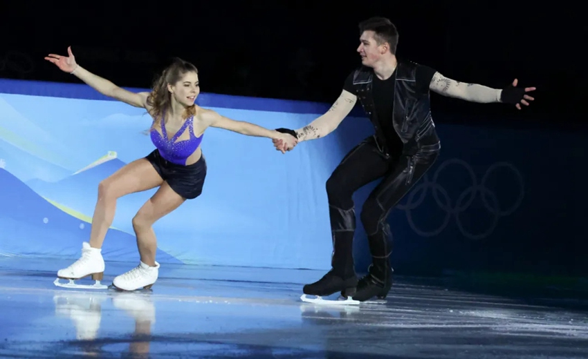러시아 올림픽위원회의 아나스타시아 미시나(왼쪽)와 알렉산드르 갈리아모프가 공연하고 있다. [사진 출처: 신화사]