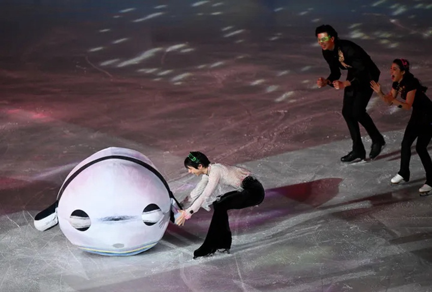 하뉴 유즈루(왼쪽 두 번째)가 공연 후 넘어진 ‘빙둔둔’을 잡아주고 있다. [사진 출처: 신화사]