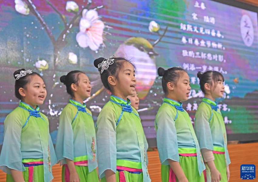 2월 21일, 광시(廣西)성 난닝(南寧)시 빈후(濱湖)로 초등학교 학생들이 낭독하고 있다. [사진 출처: 신화사]