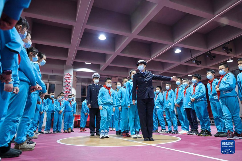 2월 20일, 우루무치(烏魯木齊)시 제1초등학교에서 우루무치시 공안국 교통경찰이 아이들에게 개학 첫 수업을 하고 있다. [사진 출처: 신화사]